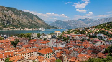 Kotor Körfezi kıyısındaki eski Kotor kasabası, Karadağ 'a bir feribot geliyor.