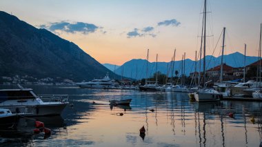 Karadağ 'ın UNESCO Dünya Mirasları Bölgesi Kotor Eski Kasabası' nın limanı üzerinde alacakaranlık