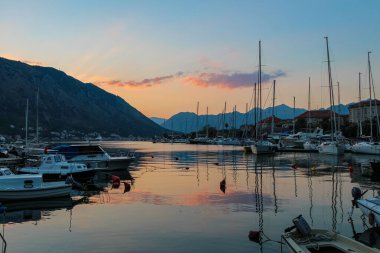 Günbatımında eski Karadağ kenti Kotor limanında demirlemiş tekneler