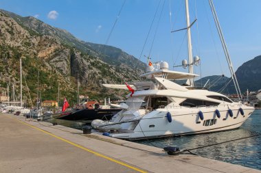 Karadağ 'ın Kotor körfezindeki Eski Kotor kasabasındaki limanda demirlemiş bir yat