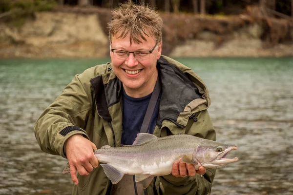 Bir Balıkçı Kanada British Columbia Daki Bir Nehirden Erkek Bir — Stok fotoğraf