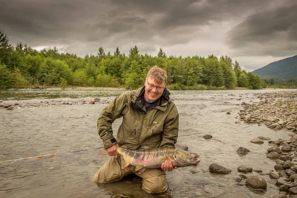 Wesoły Wędkarz Sportowy Trzymający Wielkie Trofeum Chum Salmon Nad Rzeką — Zdjęcie stockowe