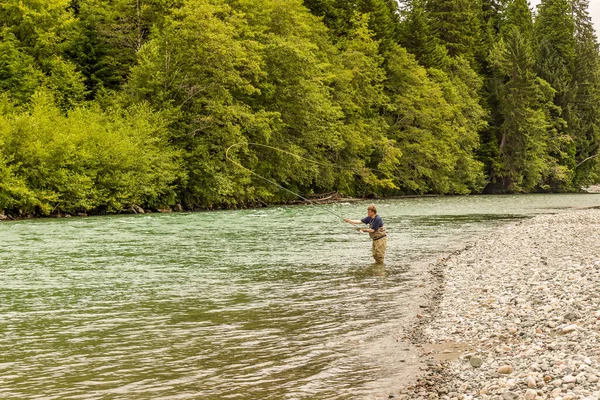 Pescatore Mosca Spey Casting Mentre Guadagna Fiume Glaciale Verde Scorre — Foto Stock