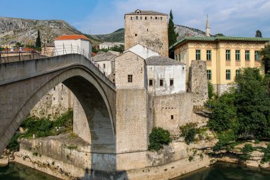 Bosna-Hersek 'in eski Mostar kentindeki Neretva Nehri üzerindeki tarihi kemerli Eski Mostar Köprüsü' nün kapanışı