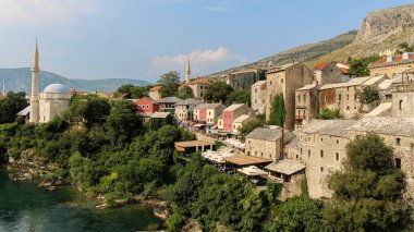 Eski Mostar kasabası Bosna-Hersek 'in tarihi kemerli köprüsünün yukarısına bakıyor