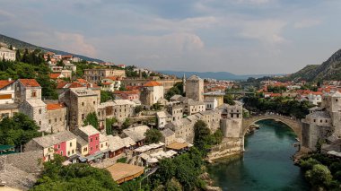 Eski Mostar kasabası ve Bosna-Hersek 'in Neretva Nehri üzerindeki eski kemerli köprüye bakın