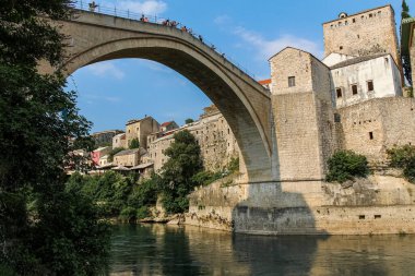 Mostar, Bosna-Hersek - 4 Temmuz 2018: Bosna-Hersek 'in Mostar kentindeki Neretva Nehri üzerindeki tarihi kemerli Eski Mostar Köprüsü' nün kapatılması