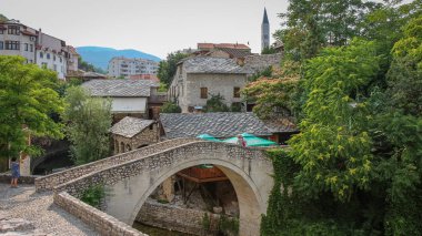 Mostar, Bosna-Hersek - 4 Temmuz 2018: Bosna-Hersek 'in Radobolja Nehri üzerindeki Eğri Köprü