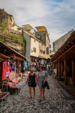 Bosna-Hersek 'in başkenti Bosna-Hersek' in başkenti Mostar 'daki Kujundiluk Caddesi' ndeki tepeye bakıyorum.