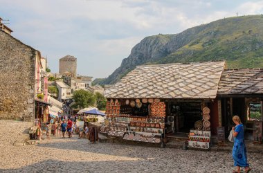 Mostar 'ın orta kesimindeki Kujundiluk caddesine bakan Hum Hill arka planda, Bosna-Hersek