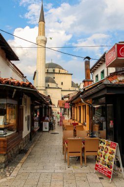 Saraybosna, Bosna-Hersek - 3 Temmuz 2018: Kujundziluk Caddesi ve Gazi Husrev-begova Camii, Bascarsija Mahallesi, eski Saraybosna, Bosna-Hersek