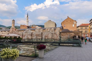 Saraybosna, Bosna-Hersek - 3 Temmuz 2018: Taslihan harabesi Bosna-Hersek 'in başkenti Saraybosna' daki Bascarsija 'da gün batımında gerçekleşti