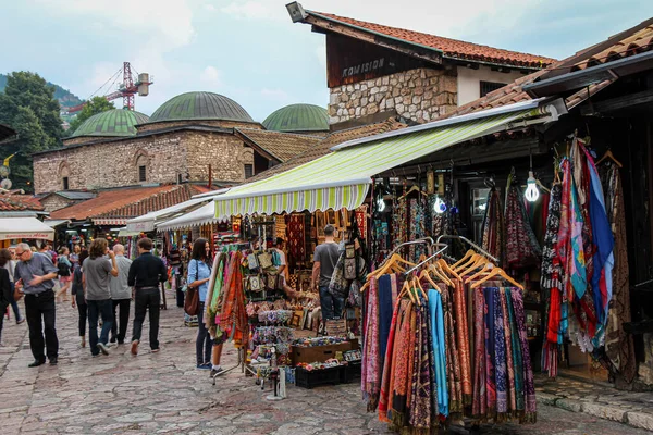 Saraybosna, Bosna-Hersek - 3 Temmuz 2018: Günbatımında Bascarsija Meydanı 'ndaki dükkanlar ve sokak tezgahları, Bosna-Hersek