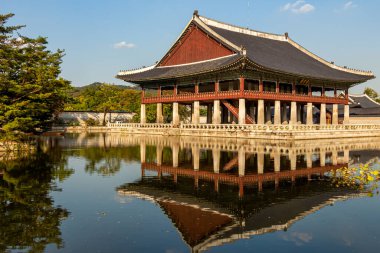 Kore mimarisi olan bir bina, Gyeongbokgung Sarayı 'ndaki bir göle yansıyor. Güney Kore Seul' de bir sonbahar günü.