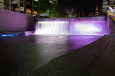 Cheonggye Plaza 'da Cheonggyecheon nehrinde uzun süre şelaleye maruz kalmışlar.