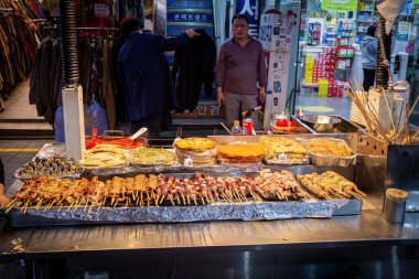 Seul, Güney Kore - 19 Ekim 2017: Güney Kore 'deki Myeongdong Alışveriş Bölgesi' ndeki Kore sokak yemekleri tezgahı