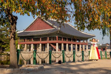 Seul, Güney Kore - 19 Ekim 2017: Güney Kore 'deki Gyeongbokgung Sarayı' nda geleneksel Hanbok elbiseleri giyen kadınlar