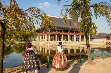 Seul, Güney Kore - 19 Ekim 2017: Güney Kore 'deki Gyeongbokgung Sarayı' nda geleneksel Hanbok elbiseleri giyen kadınlar
