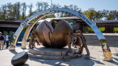 Seul, Güney Kore - 19 Ekim 2017: Üçüncü saldırı tünelinde birleştirme heykeli, Kore Silahsızlandırılmış Bölgesi, Güney Kore