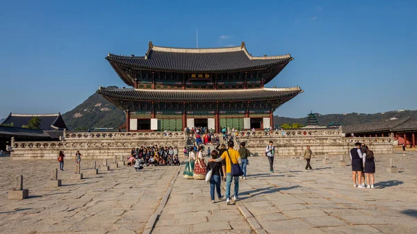 Seoul Südkorea Oktober 2017 Touristen Eingang Des Gyeongbokgung Palace Einem — Stockfoto