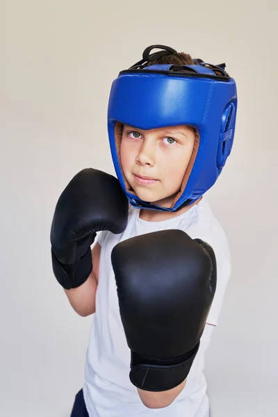 Niño Ojos Verdes Con Casco Boxeo Guantes Sobre Fondo Blanco —  Fotos de Stock
