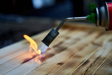 Yapısal bir zemin oluşturmak için gaz ocağıyla odun yakmak.