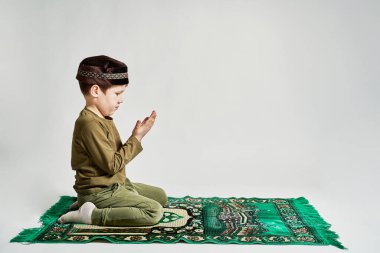 Genç bir adam Ramazan ayında namaz kılmaya hazırlanıyor.