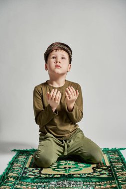 Genç bir adam Ramazan ayında namaz kılmaya hazırlanıyor.