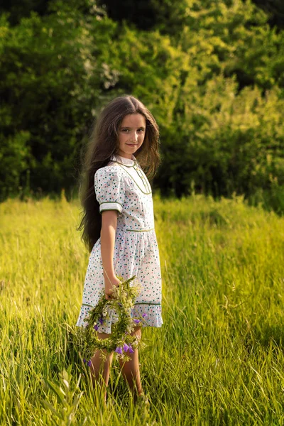 Uma Menina Com Cabelos Longos Uma Grinalda Flores Fica Campo — Fotografia de Stock