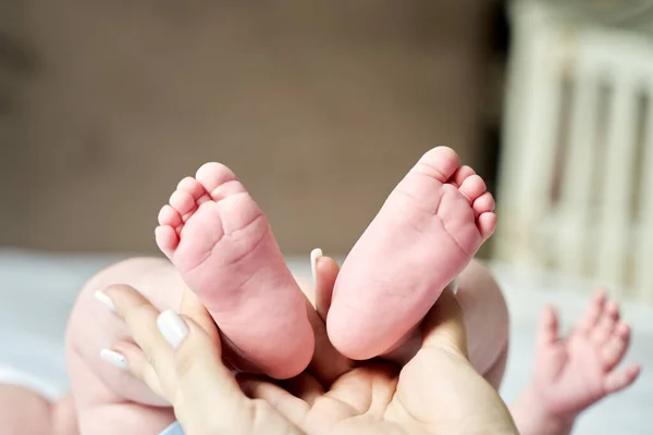 Baby Feet Mother Hands Tiny Newborn Baby Feet Female Hands — Stock Photo, Image