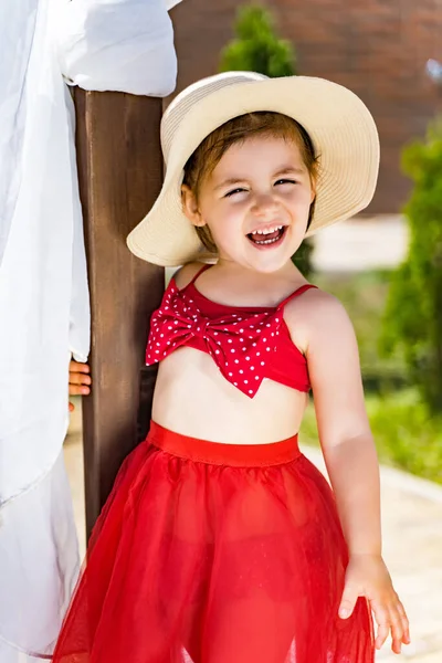 Uma Menina Com Chapéu Uma Saia Vermelha Praia — Fotografia de Stock