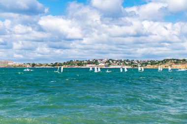 Sivastopol şehrinin seddindeki mavi deniz..