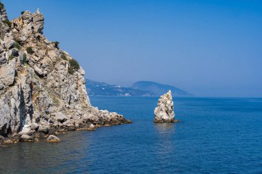 Gök mavisi deniz ve kayalar. Güzel bir manzara..