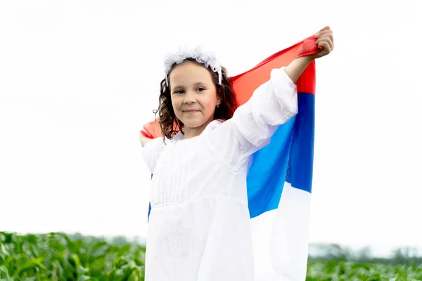 Маленькая сербская девочка держит флаг Сербии. День независимости Сербии. День Сербии — стоковое фото