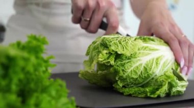 Eller salatayı bıçakla keser.