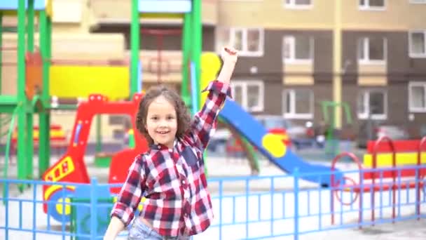 Hermosa Chica Bailando Cerca Del Parque Infantil — Vídeos de Stock