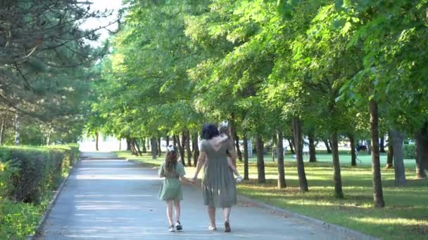 Беременная Мать Двумя Дочерьми Гуляет Зеленом Парке — стоковое видео