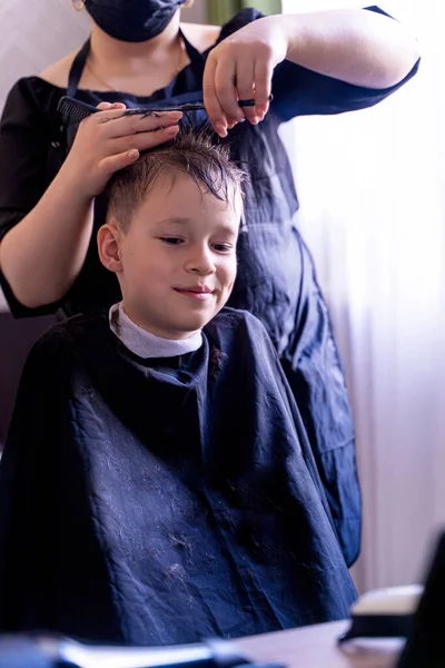 Barber Person Whose Occupation Mainly Cut Dress Groom Style Shave — Stock Photo, Image