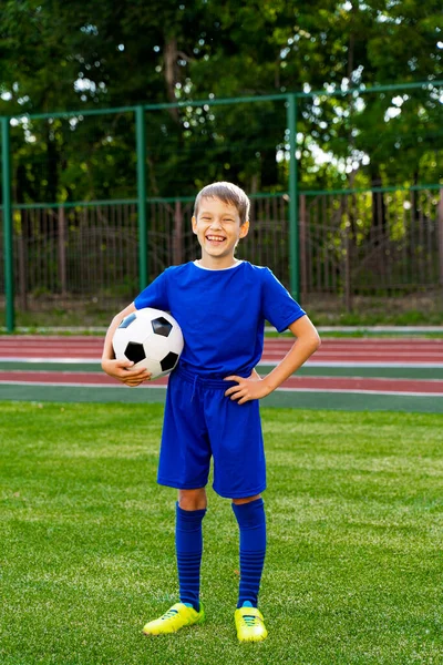 Pequeno Jogador Futebol Com Uma Bola Fica Campo Futebol Verde — Fotografia de Stock