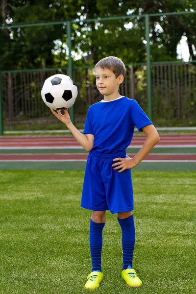 Маленький Футболист Мячом Стоит Зеленом Футбольном Поле — стоковое фото