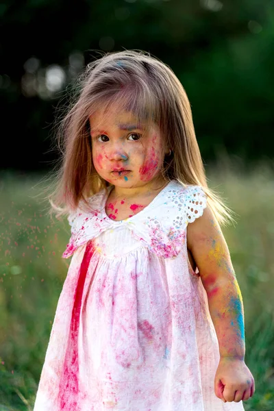 Menina Estava Coberta Tinta Uma Rapariga Numa Clareira Verde Cabelo — Fotografia de Stock