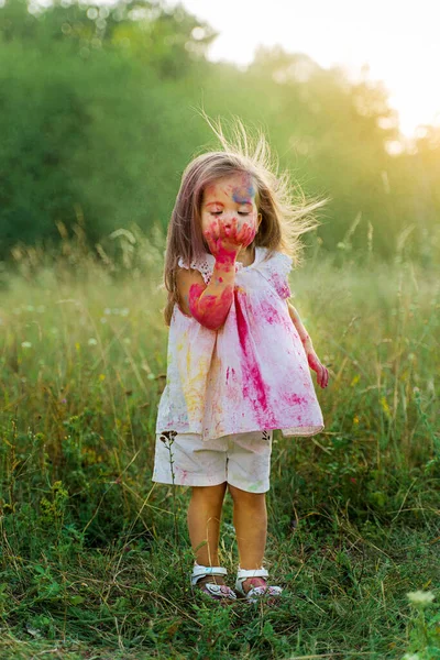 Menina Estava Coberta Tinta Uma Rapariga Numa Clareira Verde Cabelo — Fotografia de Stock