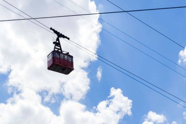Güneşli bir günde mavi gökyüzüne karşı kablo TV kabini.