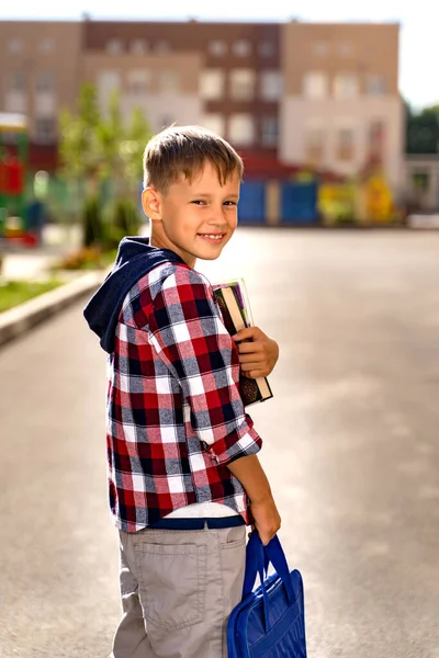 Een klein kind met een schooltas tijdens de flits gaat naar school. Eerste schooldag — Stockfoto