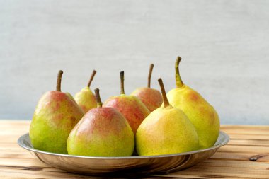 Tahta bir zeminde lezzetli armutlar..