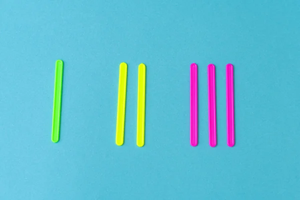 Wielokolorowe plastikowe pałeczki do liczenia do nauki liczenia — Zdjęcie stockowe