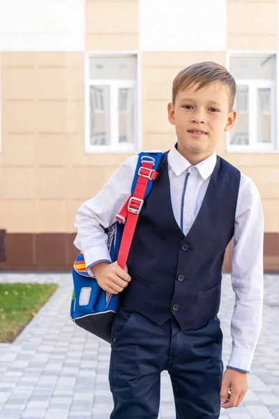 Ένα Μικρό Παιδί Μια Σχολική Τσάντα Κατά Διάρκεια Της Λάμψης — Φωτογραφία Αρχείου