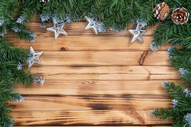 Noel, köknar ağacı ve ahşap arka planda süsleme. Noel duvar kâğıdı. Noel, yeni yıl kompozisyonu ve metin için fotokopi alanı. Düz yatış, üst görünüm.