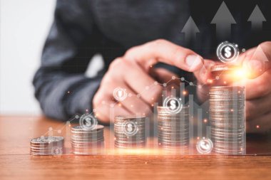 İşadamı, banknotlara sanal grafik ve dolar sterlini, Yen Yuan ve Euro gibi para işaretleri koyuyor. İş yatırımı ve tasarruf kar kavramı.