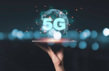 5G ve sanal küresel bağlantı hattıyla el ele tutuşan tablet. iletişim teknolojisi dönüşüm kavramı.